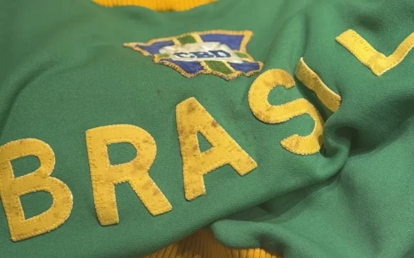 Mostra exibe camisas usadas por Pelé, Vini Jr. e outros nomes da Seleção (Foto: Divulgação)
